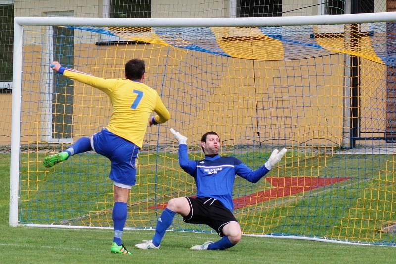 Dolany (ve žlutomodrém) proti Kojetínu - dolanský Zdeněk Volf zvyšuje na 3:1