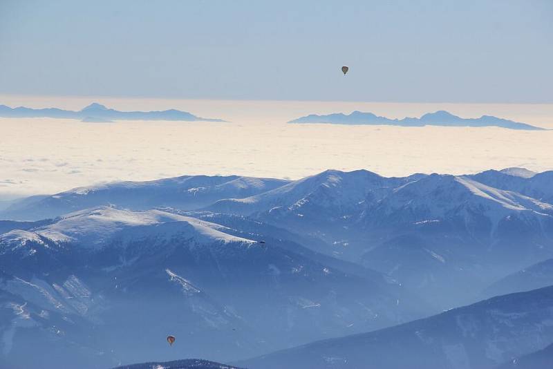 Na čtyři desítky balonových výprav se zúčastnily 7. ročníku Hanneshof Hot-air Balloon Trophy v rakouském Filzmoosu. Nechyběly ani české týmy, hned dva balony do Alp přivezl Libor Staňa ze společnosti Balony.eu z Břestku na Uherskohradišťsku.