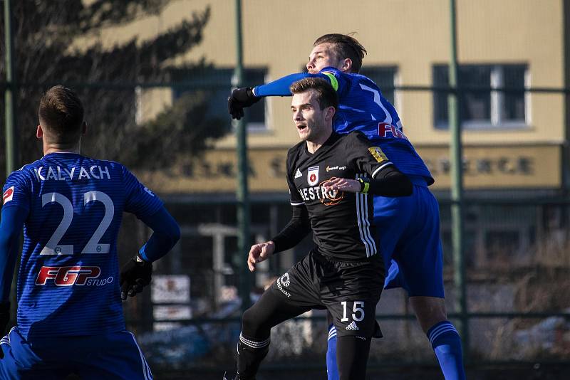 Olomoucká Sigma doma remizovala v přípravném utkání doma s Ružomberkem 1:1.  Vít Beneš ve vzdušném souboji.