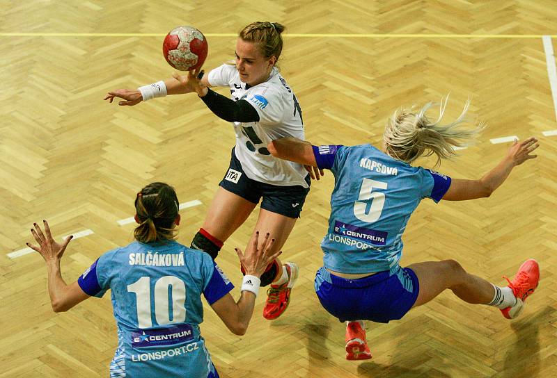 Utkání play off v házené o třetí místo, kdy DHC Sokol Poruba nakonec podlehla Olomouci.