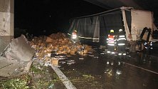 Nehoda kamionu s knihami na D35 u Přáslavic.