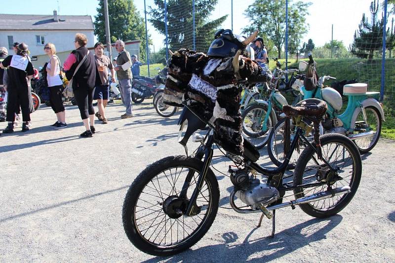 Závod fichtlů a kozích dechů na Recesfestu v Mezicích