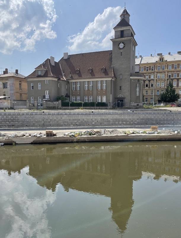 Budoucí náplavka. Stavba protipovodňových opatření v centru Olomouce, 24. června 2021Stavba protipovodňových opatření v centru Olomouce, 24. června 2021