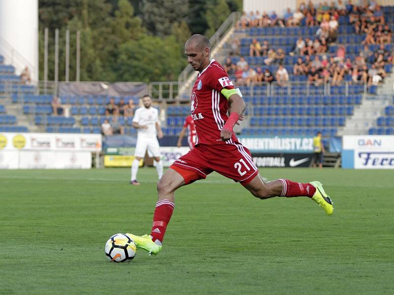 Olomoučtí fotbalisté (v červeném) remizovali se Slováckem 0:0 Michal Vepřek