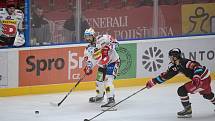 Hokejisté HC Olomouc (v černém) proti HC Dynamo Pardubice (1:2).