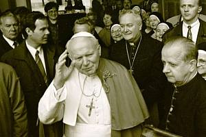 Papež Jan Pavel II. vychází z Arcibiskupského palíce, kde byl během své návštěvy Olomouce v květnu 1995 ubytovaný