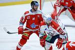 Utkání Tipsport extraligy mezi HC Dynamo Pardubice (v bíločerveném) a HC Olomouc