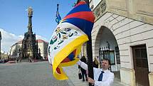 Vyvěšení tibetské vlajky před olomouckou radnicí