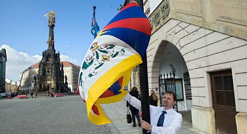 Vyvěšení tibetské vlajky před olomouckou radnicí