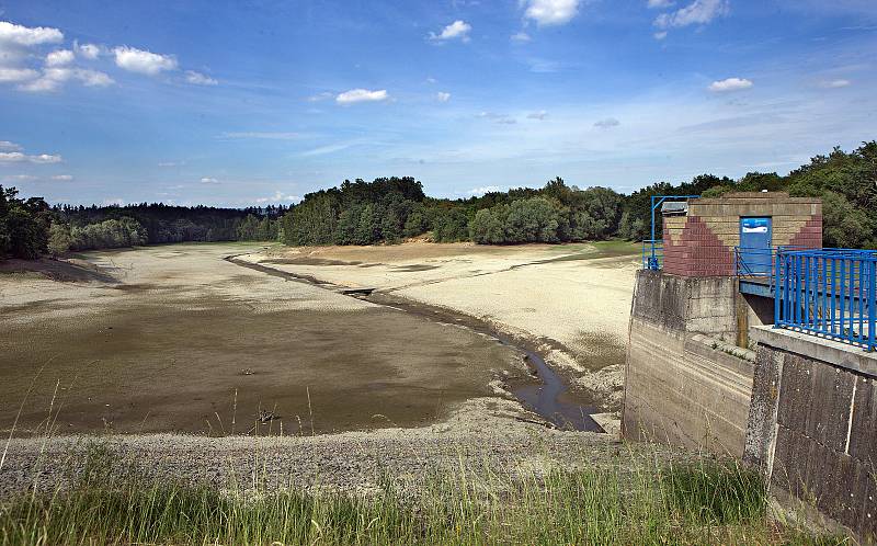 Vypuštěná vodní nádrž Tršice na říčce Olešnice.