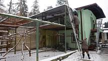 V olomoucké zoo na Svatém Kopečku zabezpečovali voliéry, aby maximálně ochránili ptactvo před možným zavlečením nákazy volně žijícími opeřenci.