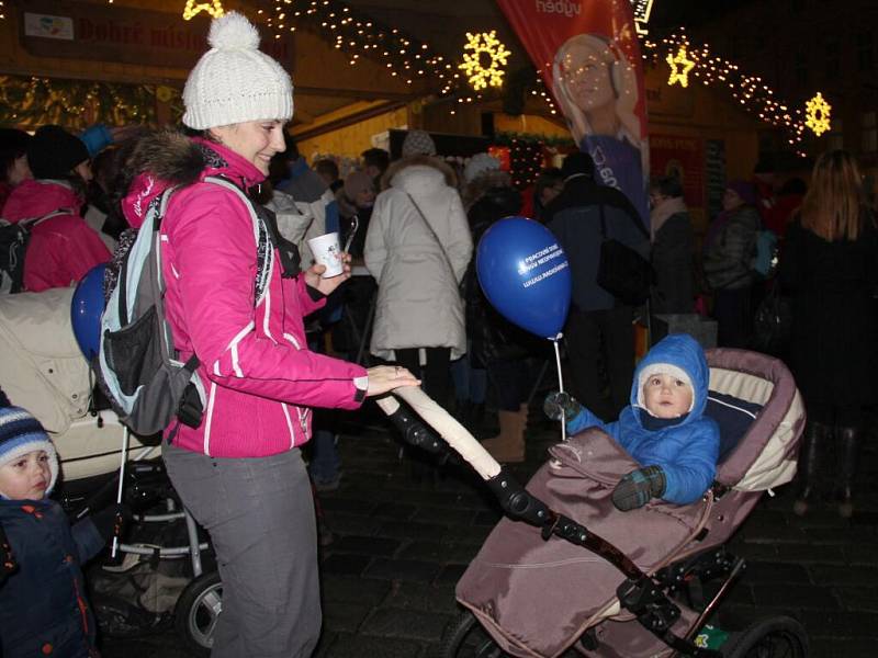 Zaměstnanci Rádia Haná a Kina Metropol prodávali ve středu ve stánku Dobrého místa pro život na olomouckých vánočních trzích.