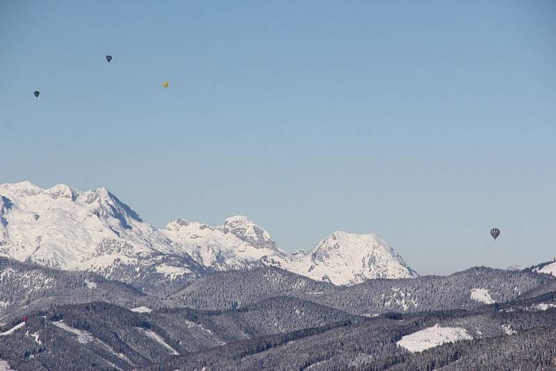 Na čtyři desítky balonových výprav se zúčastnily 7. ročníku Hanneshof Hot-air Balloon Trophy v rakouském Filzmoosu. Nechyběly ani české týmy, hned dva balony do Alp přivezl Libor Staňa ze společnosti Balony.eu z Břestku na Uherskohradišťsku.