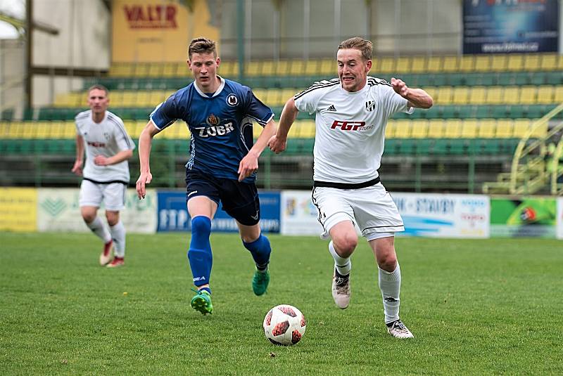 Fotbalisté 1. HFK Olomouc (v bílém) remizovali na domácí půdě v Holici s Přerovem 2:2.