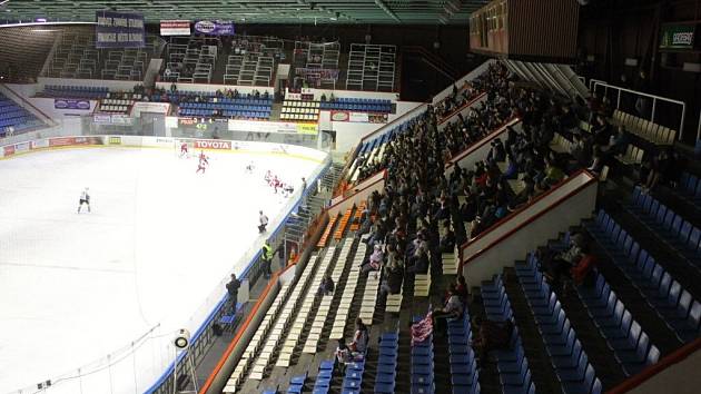 Poloprázdné ochozy zimního stadionu v Olomouci