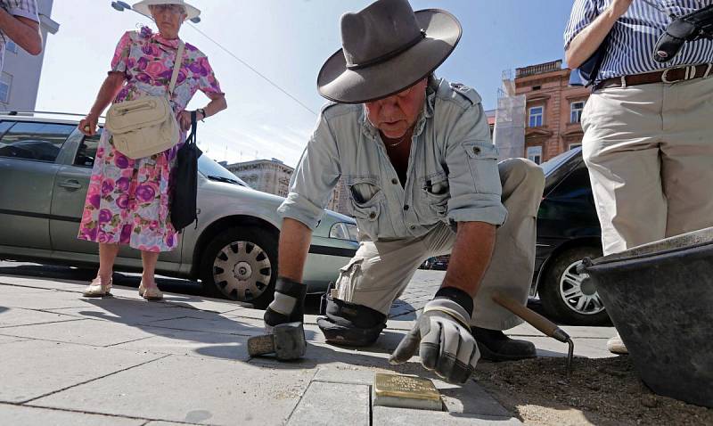 Pokládání Kamenů zmizelých (Stolpersteine) v Olomouci