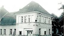 Kino zahájilo svůj provoz 2. listopadu 1945 v sále Národního domu filmem Počestné paní pardubické. Pokladníkem byl Josef Kalva, který v roce 1949 získal z konfiskátu budovu Katolického domu a rozhodl se zde vybudovat kino.