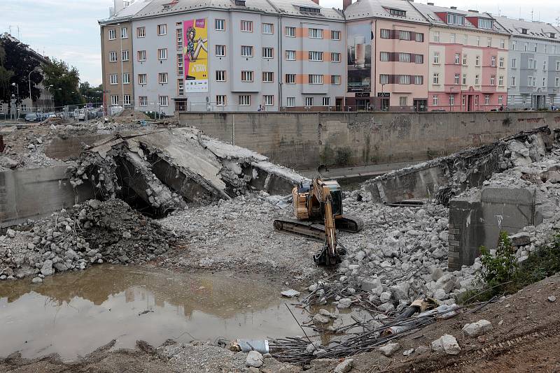 26.7.2018 - demolice olomouckého mostu přes Moravu u Bristolu.