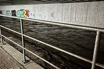 Řeka Bystřice na vodočtu Velká Bystřice dosáhla prvního, nejnižšího stupně povodňové aktivity. Na snímku Bystřice v 19:00, cyklostezka v olomoucké ulici U Ambolatoria, pod mostem v Hodolanské ulicii je úsek uzavřen, 19. února 2023