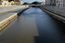 Řeka Morava v Olomouci s novou pravobřežní náplavkou při sníženém průtoku, 11. července 2023