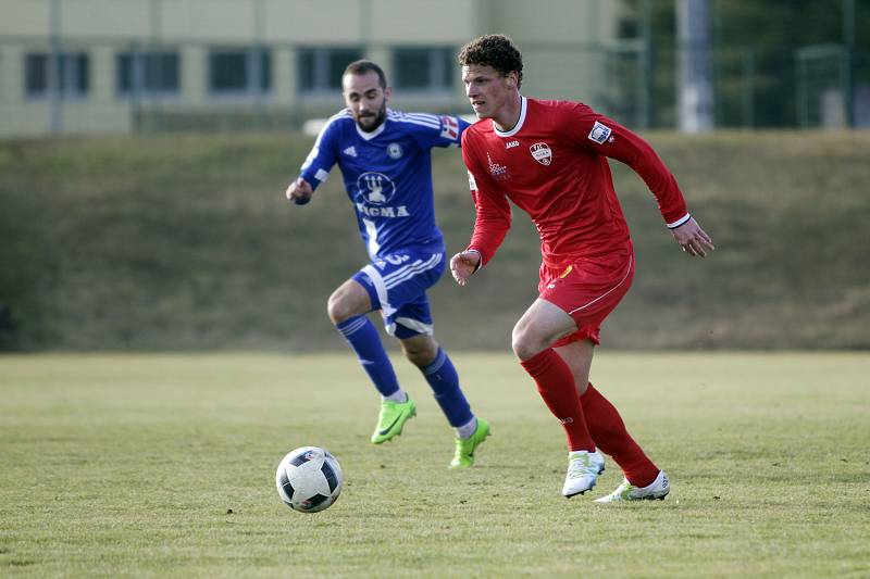 Olomoučtí fotbalisté (v modrém) porazili v přípravě Nitru 1:0.