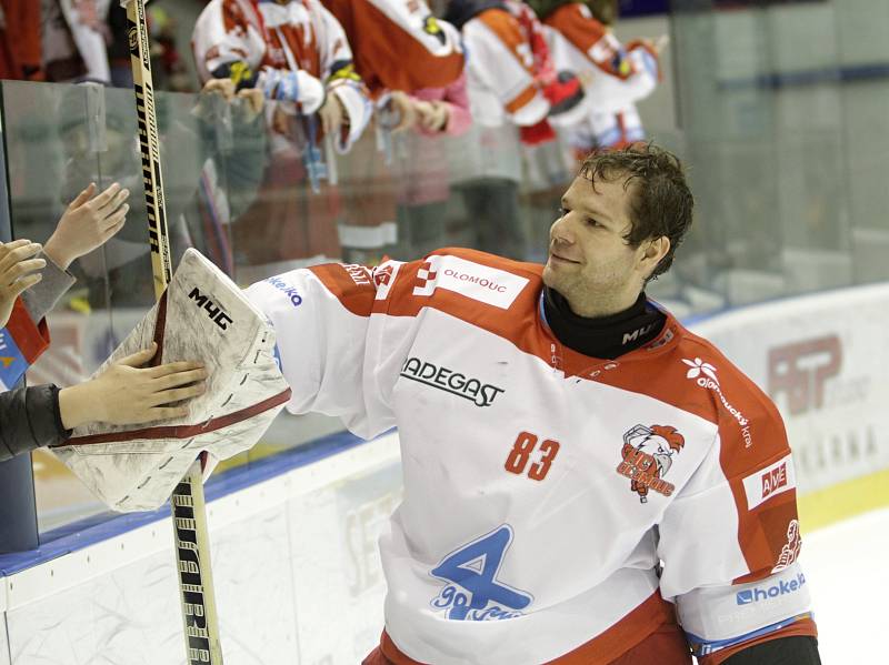 Olomoučtí hokejisté (v bílém) v posledním utkání sezony porazili Pardubice 8:2