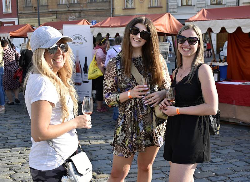 Olomoucké Dolní náměstí žije o víkendu vinnými slavnostmi. 20.5. 2022