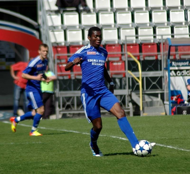 Fotbalisté Sigmy Olomouc B (v modrém) proti Frýdku