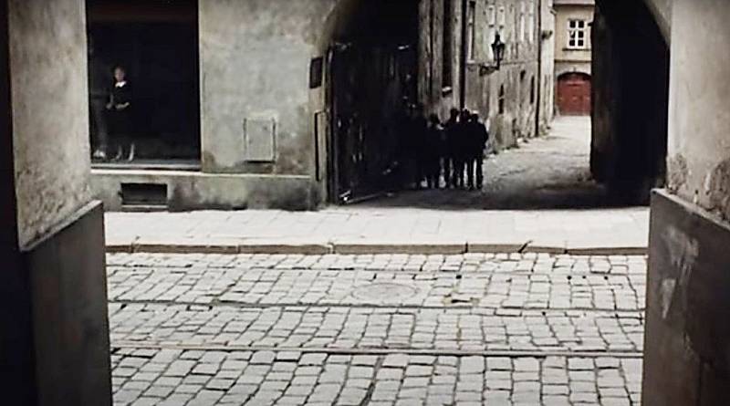 Screen z filmu Záhada hlavolamu. Pohled do ulice Vodární
