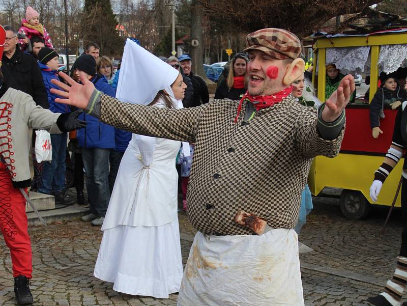 Soubor Haná v sobotu ve Velké Bystřici na Olomoucku uspořádal tradiční masopust se zabijačkou.