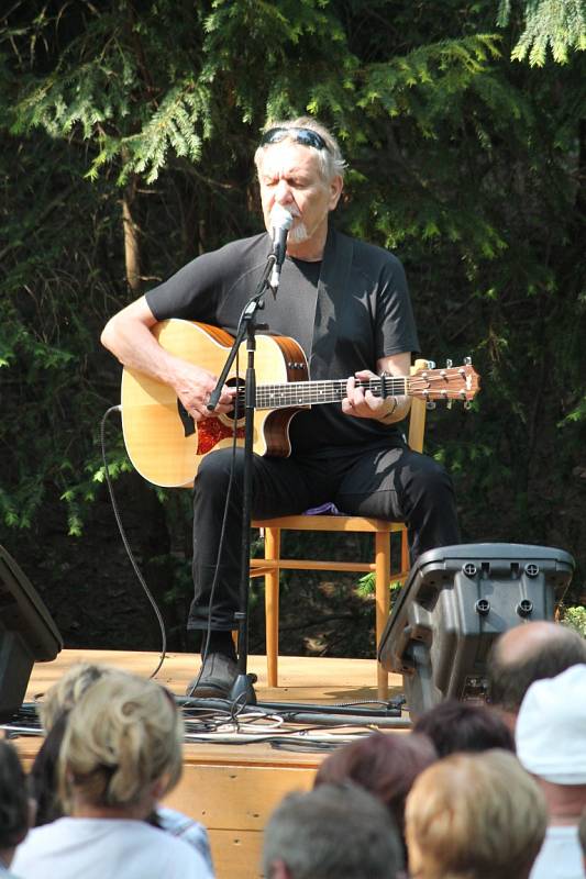 Koncert Wabiho Daňka a Miloše Dvořáčka v arboretu v Bílé Lhotě 