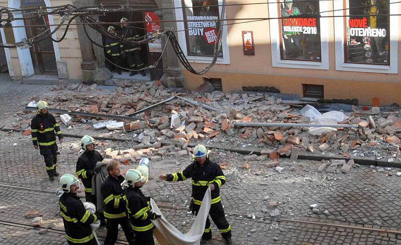 V ulici 8. května v centru Olomouce se zřítila část domu a usmrtila chodkyni