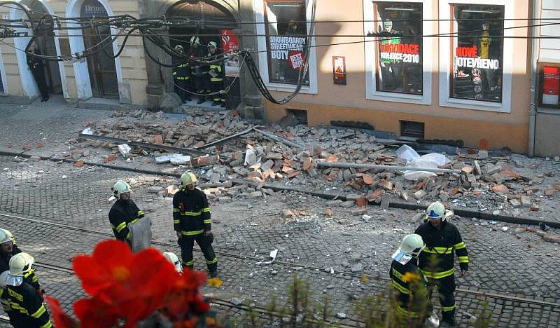 V ulici 8. května v centru Olomouce se zřítila část domu a usmrtila chodkyni