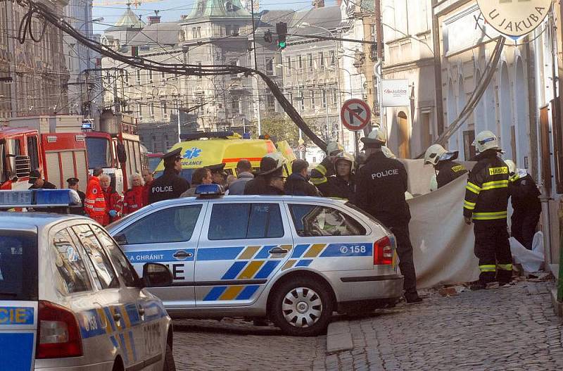 V ulici 8. května v centru Olomouce se zřítila část domu a usmrtila chodkyni