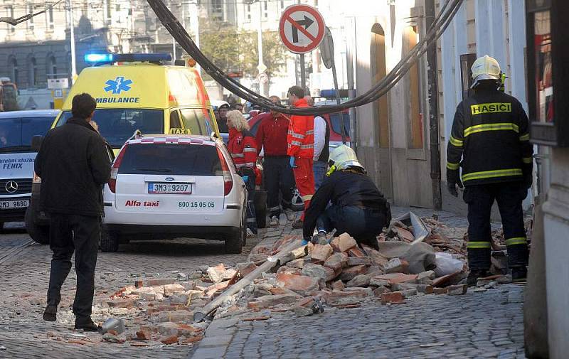 V ulici 8. května v centru Olomouce se zřítila část domu a usmrtila chodkyni