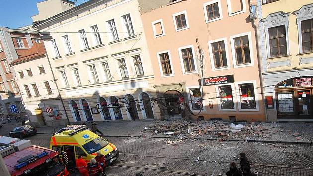 V ulici 8. května v centru Olomouce se zřítila část domu a usmrtila chodkyni