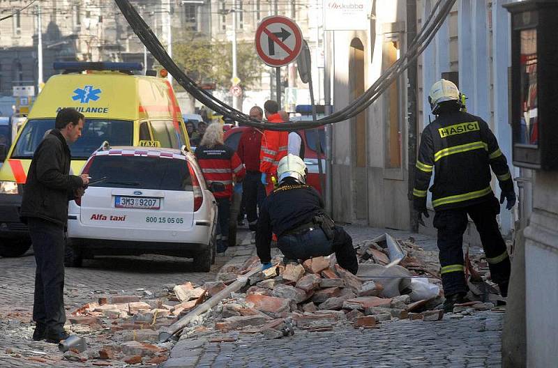 V ulici 8. května v centru Olomouce se zřítila část domu a usmrtila chodkyni