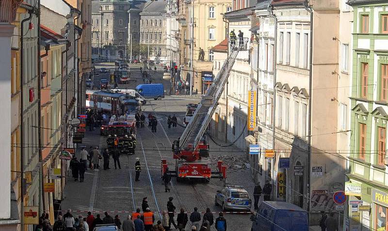 V ulici 8. května v centru Olomouce se zřítila část domu a usmrtila chodkyni