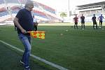 Petr Uličný jako pomezní. Na olomouckém Andrově stadionu proběhla náborová akce rozhodčích Pískej, mávej, rozhoduj