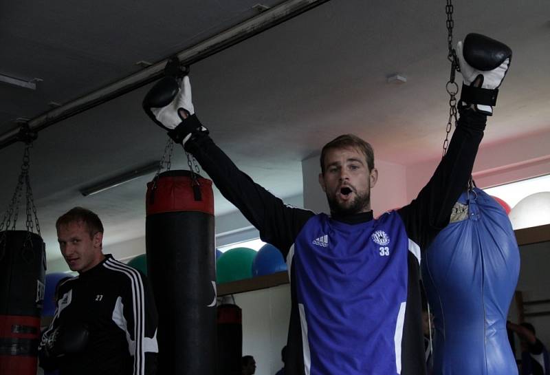 Trénink fotbalistů Sigmy v posilovně BC Gambare, asistoval jim i Daniel Landa