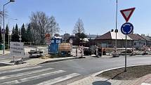 Okružní křižovatka ulic Věžní a Uničovské ve Šternberku, uzavírka potrvá do 30. května, 1. dubna 2021