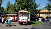 Vysloužilé tramvaje jako volební "stánek" u olomouckého plaveckého stadionu