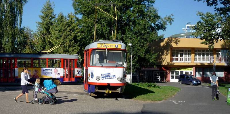 Vysloužilé tramvaje jako volební "stánek" u olomouckého plaveckého stadionu