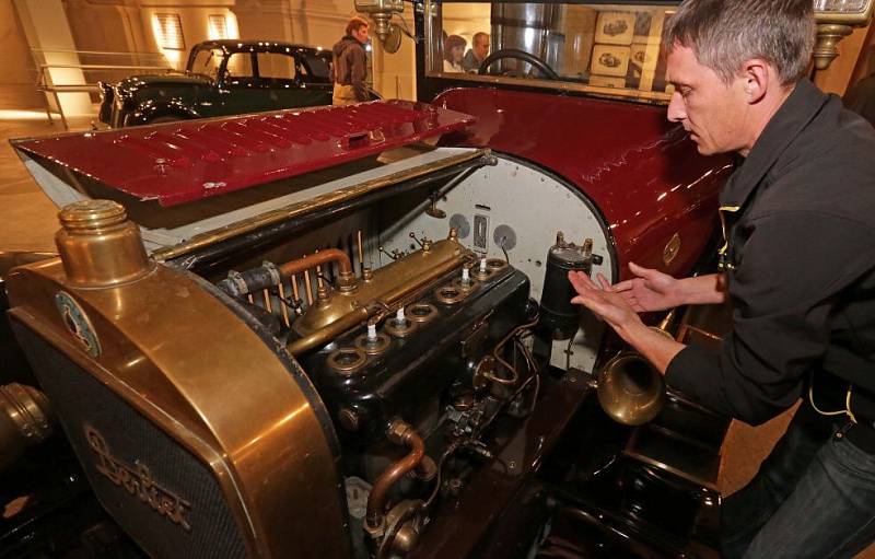 Stěhování veteránů pro připravovanou výstavu Dědeček automobil ve Vlastivědném muzeu Olomouc.