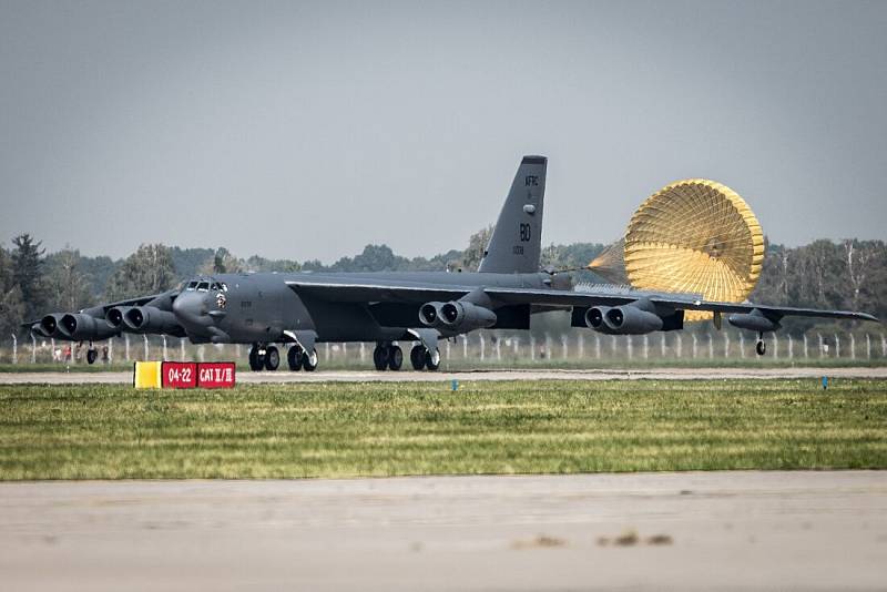 Americký bombardér B-52 na Dnech NATO na mošnovském letišti