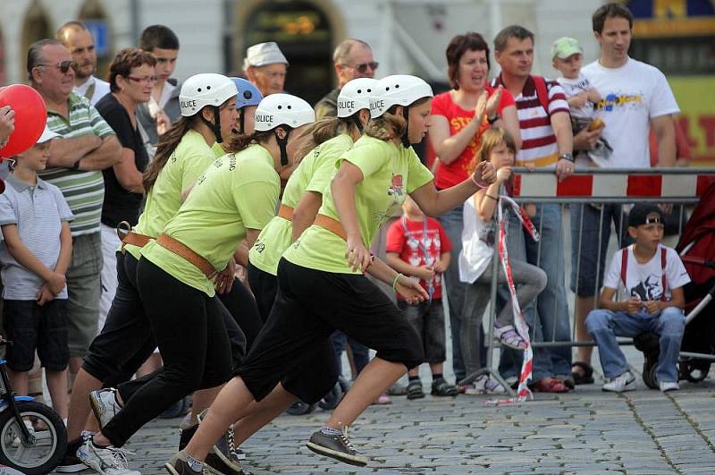 Zábavné odpoledne s hasiči a strážníky na Horním náměstí v Olomouci