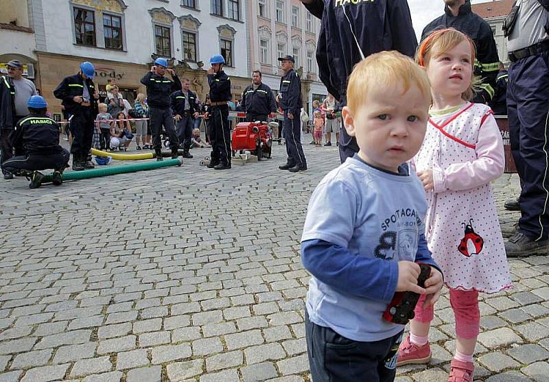 Zábavné odpoledne s hasiči a strážníky na Horním náměstí v Olomouci