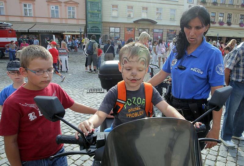 Zábavné odpoledne s hasiči a strážníky na Horním náměstí v Olomouci