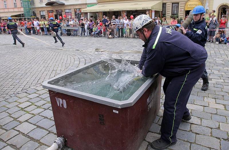 Zábavné odpoledne s hasiči a strážníky na Horním náměstí v Olomouci