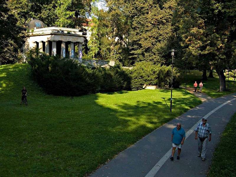 Bezručovy sady v Olomouci s Jihoslovanským mauzoleem